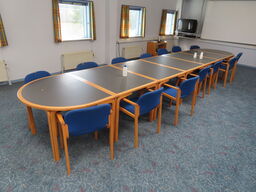 Konference/Møde bord med 14 stole.