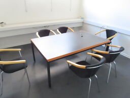 Spisebord med 6 stole.