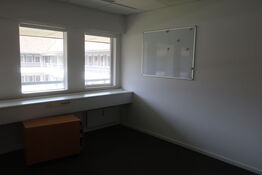 3 stk. whiteboards, skuffemodul, stumtjener, stol samt 2 stk. reoler