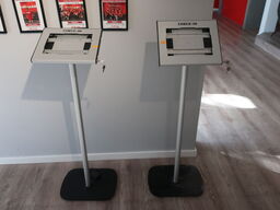 2 stk. standere til tablet/iPad "CHECK IN"