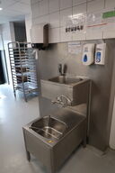 Håndvaskestation, papirdispenser, sæbedispenser
