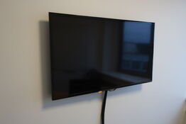 40" TV SAMSUNG UE40F5005AKXXE med fjernbetjening samt ophæng