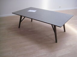 Sofabord. 75x135x45. Smoke olieret ege understel med plade i betonlook.