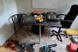 5 stk. bord, 4 stk. stole, whiteboard samt skab MONTANA