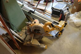 Kap-/geringssav DEWALT DW777-qs med arbejdsbord