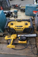 Work radio and grout gun DEWALT