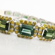 Armbånd i 14 karat Hvidguld med 19,80 kt. grønne safirer og 5,05 kt. gule diamanter - 26565 - Vejl. pris: kr. 235.000,-