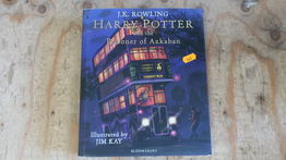 Bog "Harry Potter and the Prisonor of Azkabak" med illustrationer