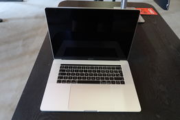 Apple MacBook Pro 15" I7-7700HQ Touch/Mid-2017