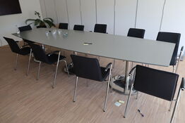 Mødebord ZETA Furniture med 12 stk. mødestole FOUR DESIGN