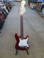 Guitar SQUIER STRAT by FENDER inkl. stativ