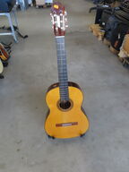 Guitar YAMAHA inkl. Stativ (bemærk standen)