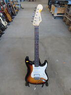 Guitar SQUIER BULLETSTRAT by FENDER inkl. stativ
