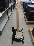 Guitar SQUIER STRAT by FENDER inkl. stativ