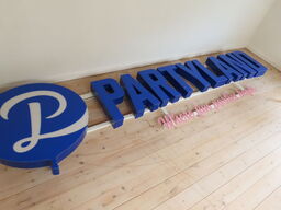 Skilt fra Partyland (3 meter langt)
