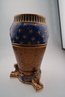 Vase med egyptiske hierogliffer og symboler