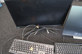 2 stk. skærme HP og SAMSUNG samt tastaturer og mus