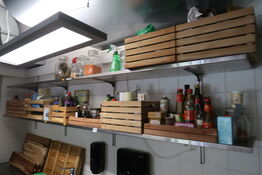 2 stk. rustfri hylder (med indhold)