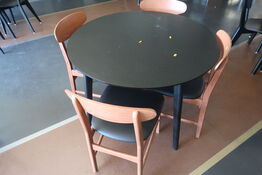 Bord og 4 stk. stole