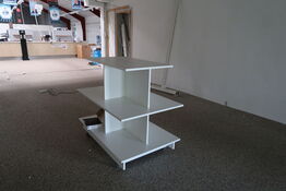 2 stk. butiksinventar uden indhold