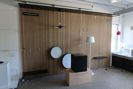 Butiksinventar uden indhold bestående af akustikpaneler m.m.
