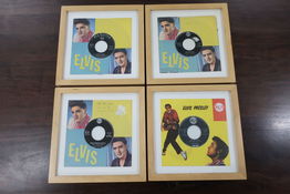 4 stk. indrammede vinyl singler "Elvis Presley" med håndskrevne inskriptioner