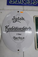 Porcelænsskilt "Jydsk Konfektionsfabrik"