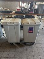 2 stk. Plastkar på hjul med låg