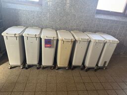 7 stk. Plastkar på hjul med låg