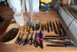 Stort parti knive, sakse m.m. 