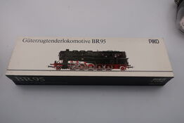 Model lokomotiv PIKO BR 95