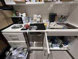 Indhold i skuffer og skabe inkl. mikroovn