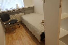 Seng, reol, stol, bordlampe samt spejl
