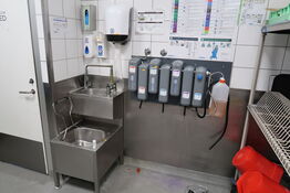Vaskestation, papirdispenser, sæbedispenser m.m.