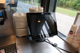 Kasseapparat CBE, dankortterminal samt computerskærm