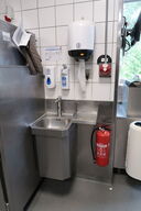 Vaskestation, papirdispenser, sæbedispenser m.m.