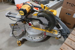 Kap-/geringssav DEWALT DWS780-QS med arbejdsbord DEWALT