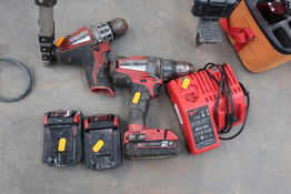 2 stk. akku bore/skruemaskiner MILWAUKEE M18 FPD, C 12 DD med 3 stk. batterier og lader