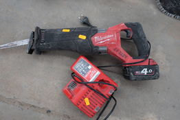 Akku bajonetsav MILWAUKEE M18 FSC med batteri og lader