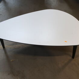 Sofaer, reoler MONTANA, borde HAY, glasborde, støbejerns krukker m.m. - Sorø