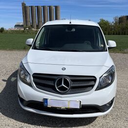 Varebil MERCEDES-BENZ, fælge med dæk, glasfiber og diverse andre varer