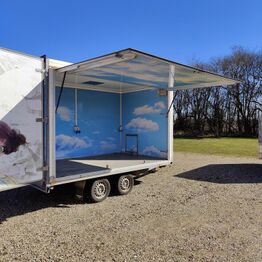Terrængående stabler, lukket salgstrailer og palleløfter