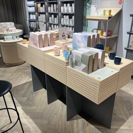 LYNAUKTION - Paper & Tea Frederiksberg Centeret *Butiksinventar, Te, Bardiske m.v*
