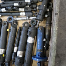 Overskud fra maskinfabrik *Hydraulikstationer, båndsave, værktøj m.v.*