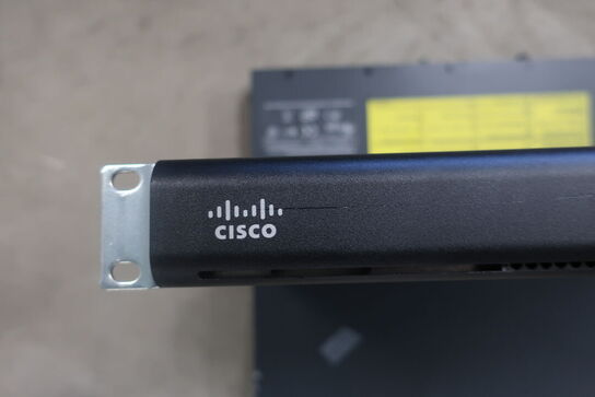 3 stk. firewall samt switch CISCO