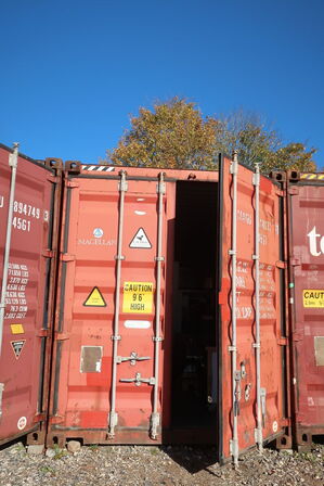 40' container uden indhold, med containerlås