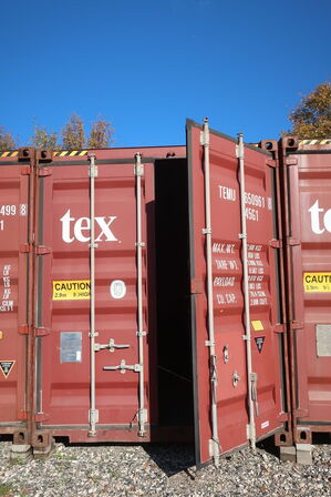 40' container uden indhold, med containerlås