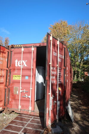 40' container uden indhold, med containerlås