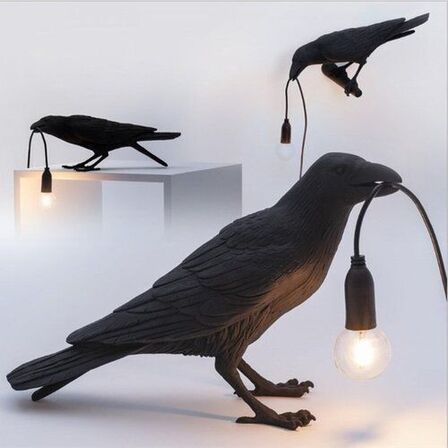 Ravneformet LED lampe siddende ravn