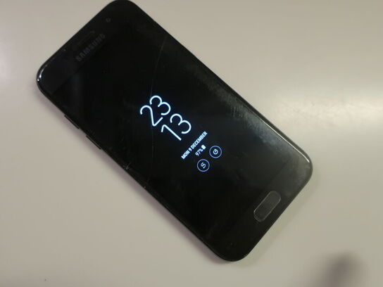 Smartphone SAMSUNG Galaxy A3 (bemærk skader)